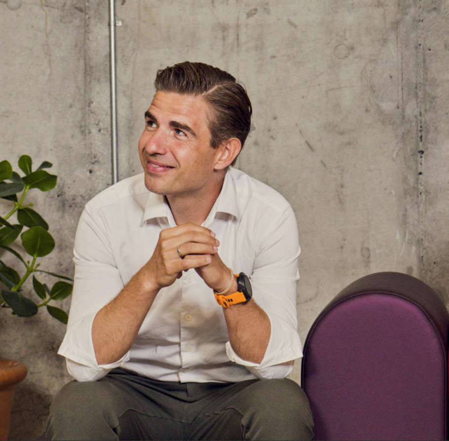 Nedskaleret Frederik i lilla pude.png